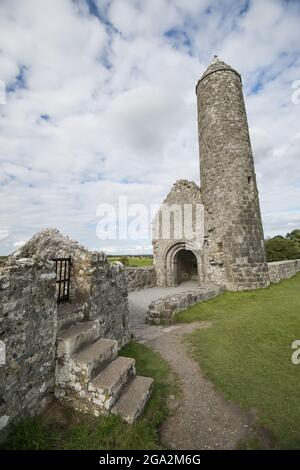 La Tour McCarthy, les ruines du Temple Finghin, construite au 12th siècle au Monastère Clonmacnoise, comté d'Offaly, Irlande Banque D'Images
