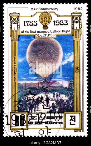 DPR, CORÉE - VERS 1982: Timbre-poste de la Corée montrant le vol de nuit avec un ballon Banque D'Images