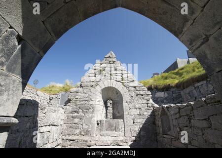 À l'intérieur de l'église Saint Caomhan (église submergée) sur Inisheer, (Inis Oirr) regardant vers le haut un ciel bleu des ruines de pierre anciennes Banque D'Images