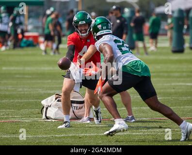 Florham Park, New Jersey, États-Unis. 28 juillet 2021. James Morgan (4) et la 'iCal Perine (22) participent à une séance d'entraînement matinale au camp d'entraînement des Jets de santé de l'Atlantique, à Florham Park, New Jersey. Duncan Williams/CSM/Alamy Live News Banque D'Images