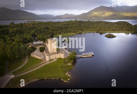 Vue aérienne du château de Ross sur une crique de Lough Leane dans le parc national de Killarney ; Killarney, comté de Kerry, Irlande Banque D'Images