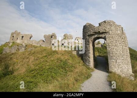 Les ruines antiques du château de Dunamase et de Stronghold s'assoient au sommet du rocher de Dunamase ; Aghnahily, comté de Laois, République d'Irlande Banque D'Images