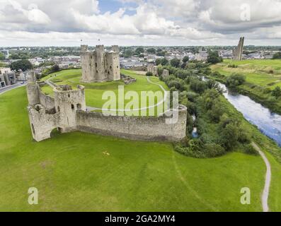 Vue aérienne du château de Trim et des jardins environnants le long de la rivière Boyne avec la ville de Trim en arrière-plan Banque D'Images