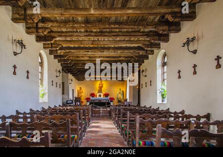 Intérieur de chapelle avec autel et rangées de chaises en bois à la Mission historique Espada; San Antonio, Texas, Etats-Unis d'Amérique Banque D'Images