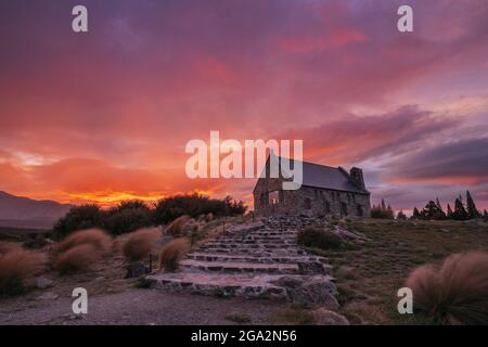 Église du bon Berger au lac Tekapo au lever du soleil ; District de Mackenzie, région de Canterbury, Île du Sud, Nouvelle-Zélande Banque D'Images