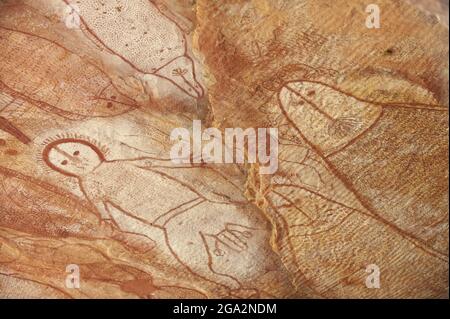 Gros plan de peintures rupestres aborigènes de Wandjina sur les murs de grès d'une grotte à Raft point ; Australie occidentale, Australie Banque D'Images