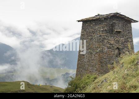 Vue rapprochée d'une tour de la forteresse médiévale de Keselo, au sommet d'une montagne, surplombant le village d'Omalo dans le parc national de Tusheti Banque D'Images