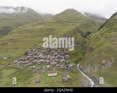 Vue aérienne du village montagnard de Dartlo et de ses ruines de tours médiévales avec la Tour Kvavlo au sommet de la montagne au loin de Tush... Banque D'Images