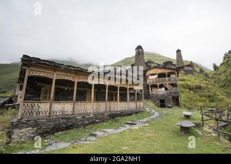 Balcons traditionnels en bois sur les maisons en pierre avec des tours d'observation médiévales en arrière-plan au village de montagne de Dartlo et le Kvavlo ... Banque D'Images