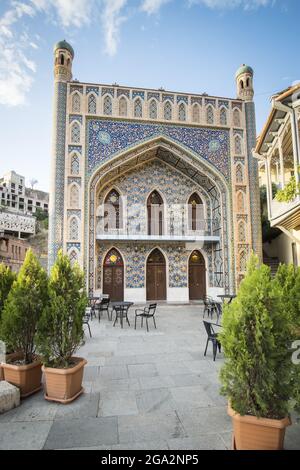 Coin salon devant la façade en mosaïque et en forme de mosquée des bains Orbeliani, l'une des maisons de bains sulfurique les plus populaires de l'Abanotuba... Banque D'Images