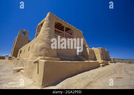 L'église de mission San Estevan del Rey construite en adobe traditionnel dans un mélange de styles architecturaux colonial espagnol et Puebloan, situé en ... Banque D'Images