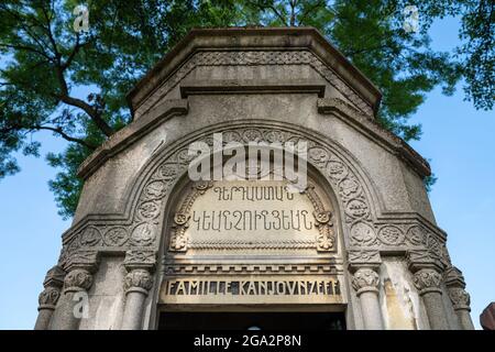 Tombes arméniennes dans le cimetière du Père Lachaise, qui est le plus grand cimetière de Paris, en France. Banque D'Images