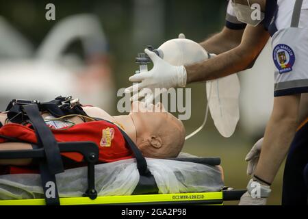 Bucarest, Roumanie - 28 juillet 2021 : les ambulanciers paramédicaux effectuent une RCP sur un mannequin en plastique lors d'une démonstration publique sur la façon de sauver une victime. Banque D'Images