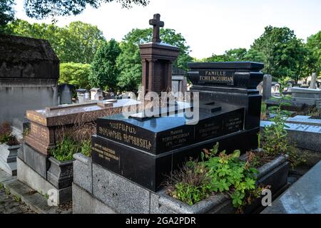 Tombes arméniennes dans le cimetière du Père Lachaise, qui est le plus grand cimetière de Paris, en France. Banque D'Images