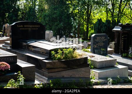 Tombes arméniennes dans le cimetière du Père Lachaise, qui est le plus grand cimetière de Paris, en France. Banque D'Images