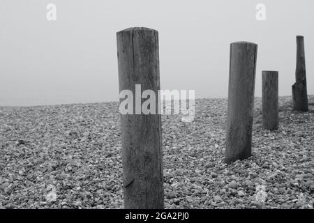 Un paysage de front de mer brumeux et brumeux au stade de Hastings, dans l'est du Sussex, en Angleterre, avec son cadre métallique victorien bordant les plages Banque D'Images