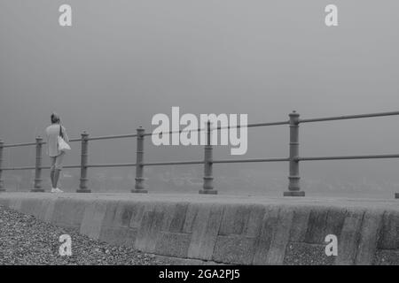 Un paysage de front de mer brumeux et brumeux au stade de Hastings, dans l'est du Sussex, en Angleterre, avec son cadre métallique victorien bordant les plages Banque D'Images