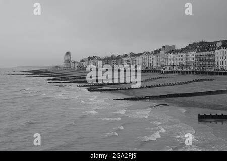 Un paysage de front de mer brumeux et brumeux au stade de Hastings, dans l'est du Sussex, en Angleterre, avec son cadre métallique victorien bordant les plages Banque D'Images