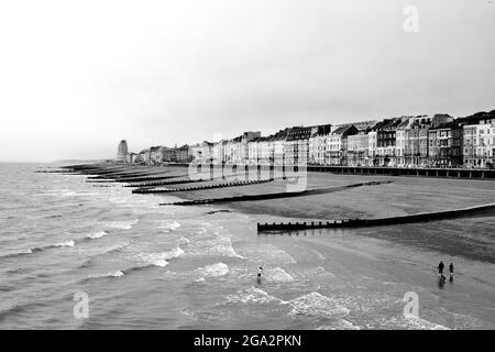 Un paysage de front de mer brumeux et brumeux au stade de Hastings, dans l'est du Sussex, en Angleterre, avec son cadre métallique victorien bordant les plages Banque D'Images