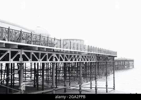 Un paysage de front de mer brumeux et brumeux au stade de Hastings, dans l'est du Sussex, en Angleterre, avec son cadre métallique victorien bordant les plages Banque D'Images