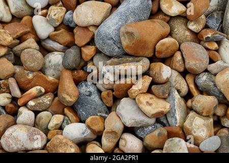 Un paysage de front de mer brumeux et brumeux au stade de Hastings, dans l'est du Sussex, en Angleterre, avec son cadre métallique victorien bordant les plages Banque D'Images