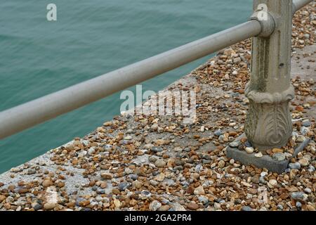 Un paysage de front de mer brumeux et brumeux au stade de Hastings, dans l'est du Sussex, en Angleterre, avec son cadre métallique victorien bordant les plages Banque D'Images