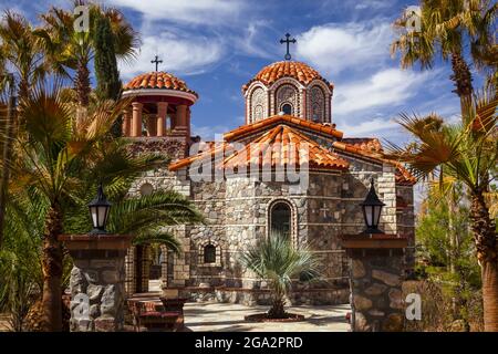 Les dômes carrelés d'argile et la façade en pierre de la chapelle Saint-Nicolas du monastère orthodoxe grec de Saint-Antoine Banque D'Images