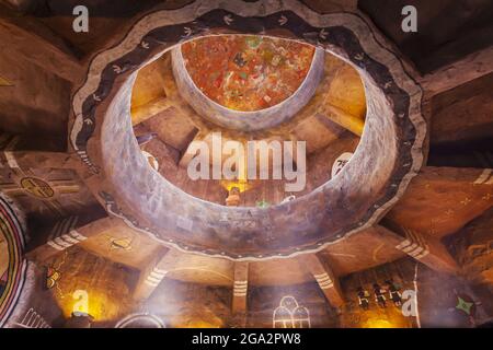 Intérieur du Desert View Watchtower, donnant sur le faux plafond structuré décoré de balcons circulaires, peintures murales et drawi de style pétroglyphe... Banque D'Images