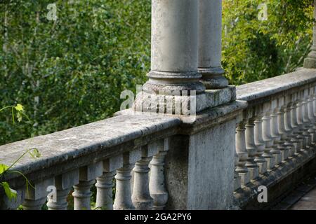 Balustrade palladienne de style italien dans un jardin formel. Arbres en arrière-plan. Banque D'Images