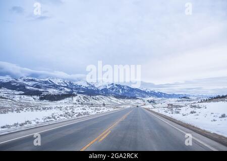 Un trajet sur une autoroute enneigée et vide à travers le sud du Colorado par une journée nuageux; Colorado, États-Unis d'Amérique Banque D'Images