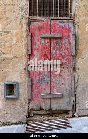 Bloqué à l'entrée de la porte sur un vieux bâtiment en grès à Malte. Banque D'Images
