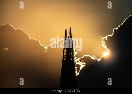 Londres, Royaume-Uni. 28 juillet 2021. Météo au Royaume-Uni : coucher de soleil spectaculaire au-dessus du gratte-ciel de Shard. Credit: Guy Corbishley/Alamy Live News Banque D'Images