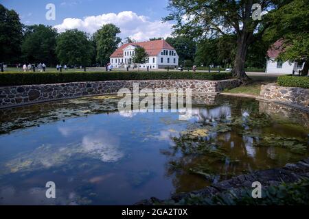 Redefin, Allemagne. 24 juillet 2021. Les bâtiments administratifs historiques dans le Stud d'Etat de Mecklembourg-Poméranie-Occidentale. Après une pause forcée due à corona l'année dernière, les concerts du festival auront lieu à nouveau dans des conditions de protection de corona. Au total, quatre concerts seront donnés dans la salle d'équitation de la ferme classique de Stud ce week-end. Un maximum de 1250 auditeurs sont admis. Avant le concert, il y avait le traditionnel pique-nique en plein air et un spectacle de chevaux à regarder. Credit: Jens Büttner/dpa-Zentralbild/ZB/dpa/Alay Live News Banque D'Images