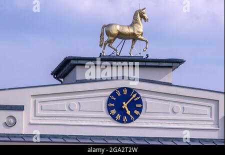 Redefin, Allemagne. 24 juillet 2021. Le portail d'entrée historique de la salle d'équitation dans le Stud d'Etat de Mecklembourg-Poméranie-Occidentale. Après une pause forcée due à corona l'année dernière, les concerts du festival auront lieu de nouveau en vertu des règlements de protection de corona. Au total, quatre concerts seront donnés dans la salle d'équitation de la ferme classique de Stud ce week-end. Un maximum de 1250 auditeurs sont admis. Avant le concert, il y avait le traditionnel pique-nique en plein air et un spectacle de chevaux à regarder. Credit: Jens Büttner/dpa-Zentralbild/ZB/dpa/Alay Live News Banque D'Images