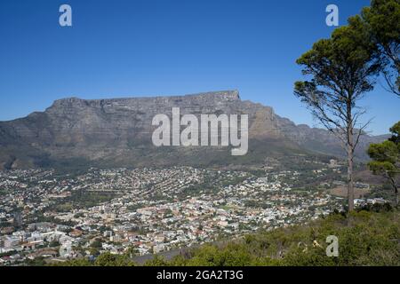 Vue d'ensemble des gratte-ciel du Cap et de la montagne de la Table depuis signal Hill Park ; Cape Town, province du Cap, Afrique du Sud Banque D'Images