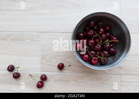 Cerises dans un bol avec gouttes d'eau. Nettoyez les baies. Banque D'Images