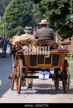 Redefin, Allemagne. 24 juillet 2021. Un chariot traverse le goujon d'état de Mecklembourg-Poméranie-Occidentale. Après la pause forcée de l'année dernière due à la corona, les concerts du festival auront lieu à nouveau dans des conditions de protection de la corona. Au total, quatre concerts seront donnés dans la salle d'équitation de la ferme classique de Stud ce week-end. Un maximum de 1250 auditeurs sont admis. Avant le concert, il y avait le traditionnel pique-nique en plein air et un spectacle de chevaux à regarder. Credit: Jens Büttner/dpa-Zentralbild/ZB/dpa/Alay Live News Banque D'Images