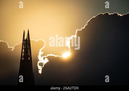 Londres, Royaume-Uni. 28 juillet 2021. Météo au Royaume-Uni : coucher de soleil spectaculaire au-dessus du gratte-ciel de Shard. Credit: Guy Corbishley/Alamy Live News Banque D'Images