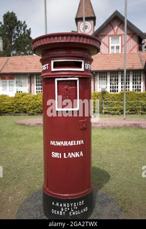 Boîte aux lettres rouge au bureau de poste de la ville de Nuwara Eliya dans le pays de Hill; Nuwara Eliya, district de Nuwara Eliya, Sri Lanka Banque D'Images