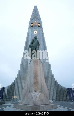 Le Hallgrimskirkja, cathédrale luthérienne avec une statue du premier européen à atteindre l'Amérique, le célèbre explorateur Leif Erikson en face, qui date... Banque D'Images