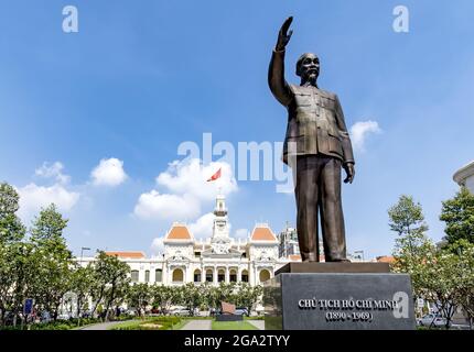 Statue de Ho Chi Minh en face de l'hôtel de ville de l'époque coloniale française à Ho Chi Minh ville; Ho Chi Minh ville, Ho Chi Minh, Vietnam Banque D'Images