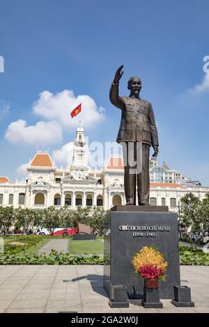 Statue de Ho Chi Minh en face de l'hôtel de ville de l'époque coloniale française à Ho Chi Minh ville; Ho Chi Minh ville, Ho Chi Minh, Vietnam Banque D'Images