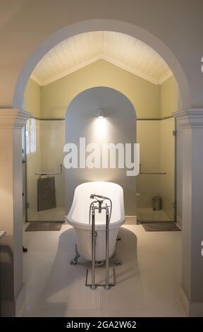 Baignoire dans une salle de bains à Maniumpathy, un luxueux hôtel de charme à Colombo, Sri Lanka; Colombo, Columbo, Sri Lanka Banque D'Images