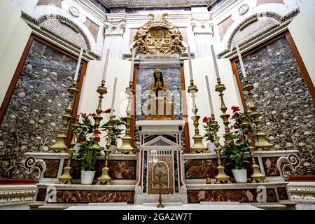 Chapelle des Martyrs avec une statue de la Madonna et de l'enfant assis au-dessus de l'autel et des cryptes de verre dans le mur contenant les restes de... Banque D'Images