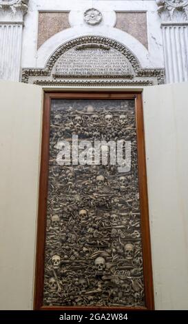 Gros plan de la boîte de verre cryptes dans les murs de la Chapelle des Martyrs contenant les restes des martyrs du citoyen d'Otrante à l'intérieur de la cathédrale ... Banque D'Images