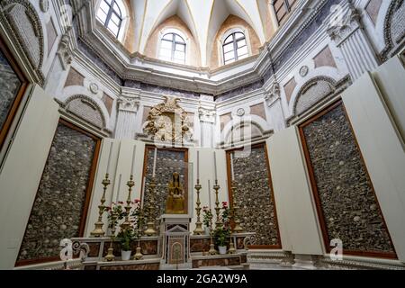 Chapelle des Martyrs avec une statue de la Madonna et de l'enfant assis au-dessus de l'autel et des cryptes de verre dans le mur contenant les restes de... Banque D'Images