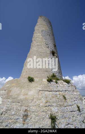 Torre del Serpe, près d'Otranto contre un ciel bleu; Otranto, Puglia, Italie Banque D'Images