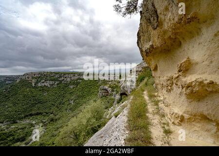 Vue sur les falaises rocheuses et le plateau le long des sentiers à travers la rivière Gravina di Matera et le parc près de Matera; Matera, Basilicate, Italie Banque D'Images