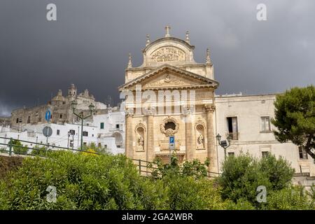 L'église de Carmine et le ciel de moody à Ostuni (la ville Blanche) ; Ostuni, Puglia, Italie Banque D'Images