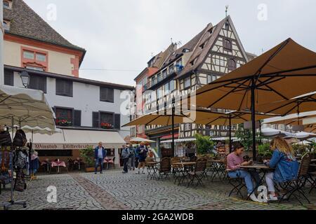 STRASBOURG, FRANCE, 23 juin 2021 : des bars et des restaurants attendent les touristes au début de l'été de l'année Covid. Banque D'Images